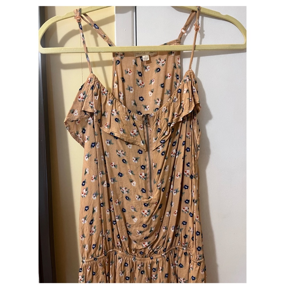 Light brown/beige flower tank. With zipper front and adjustable straps!